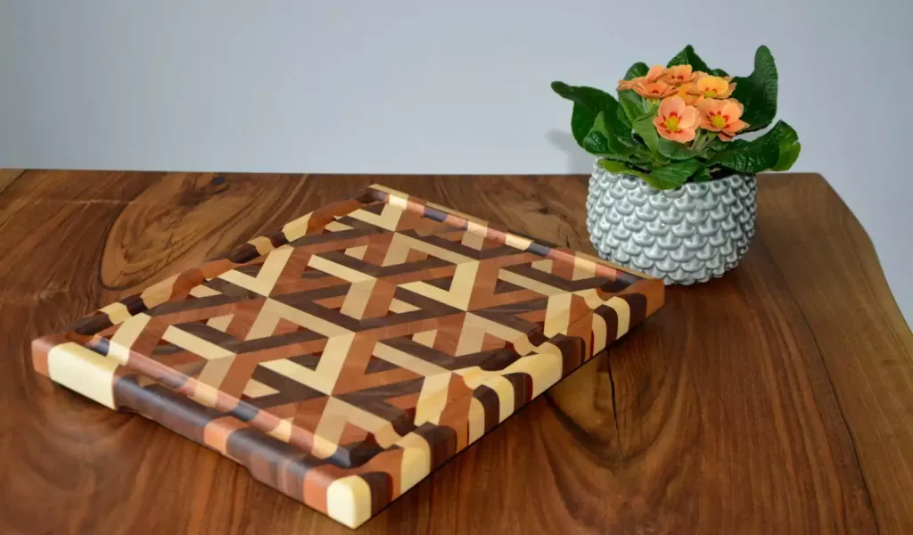 3D skærebræt med blomster ved siden af.