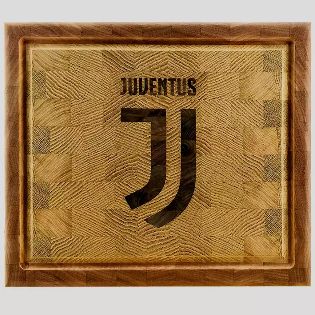 Skærebræt med Juventus logo på eg bund.