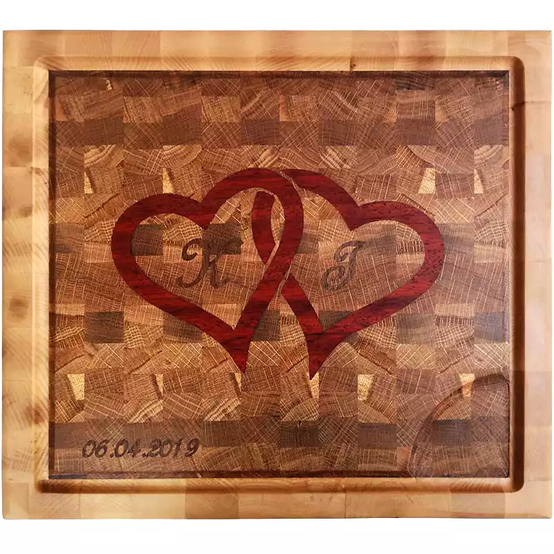 Bryllups skærebræt lavet i eg og ahorn.