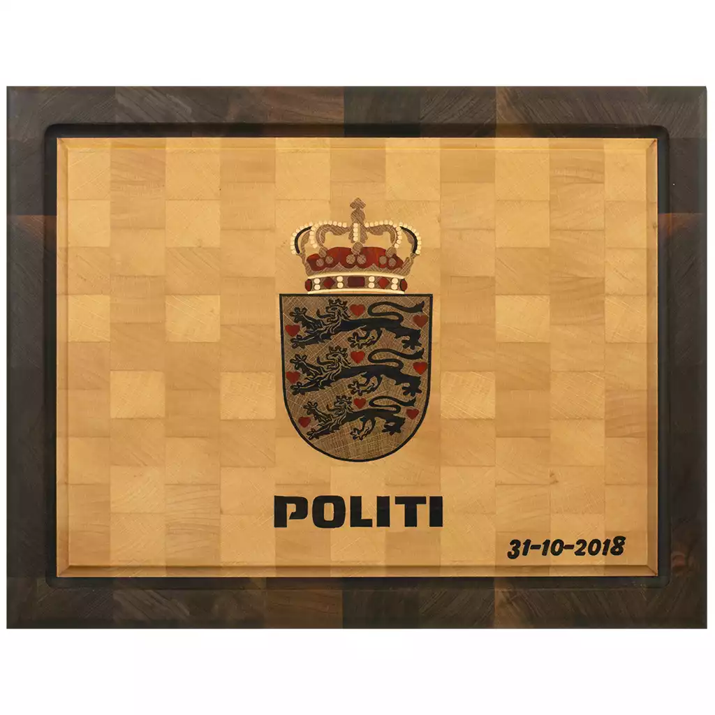 Skærebræt med politi logo.