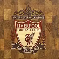 Liverpool logo lavet på skærebræt.