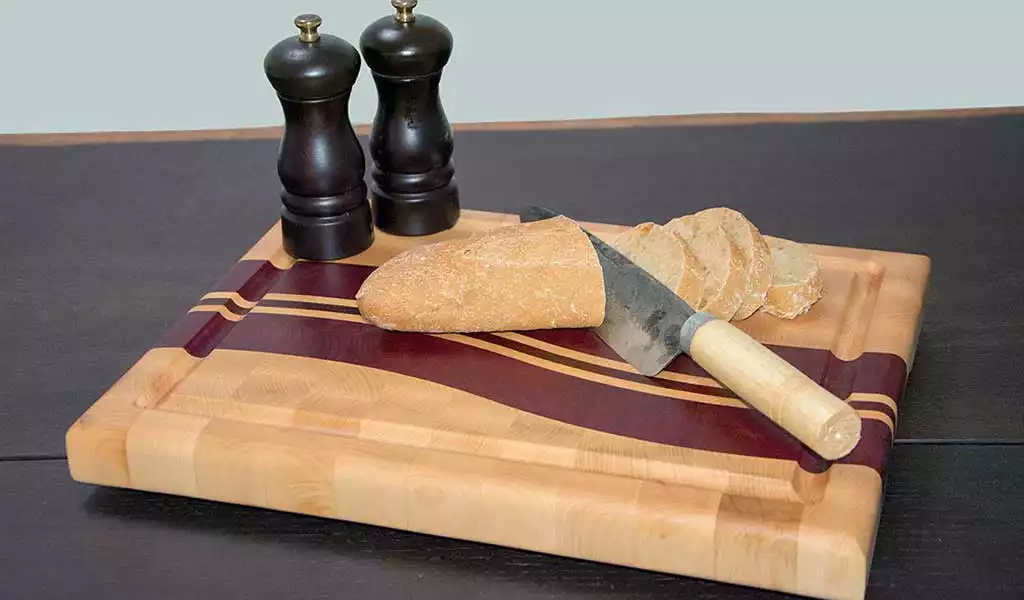 S Formet Skærebræt Med Kniv Og Brød.