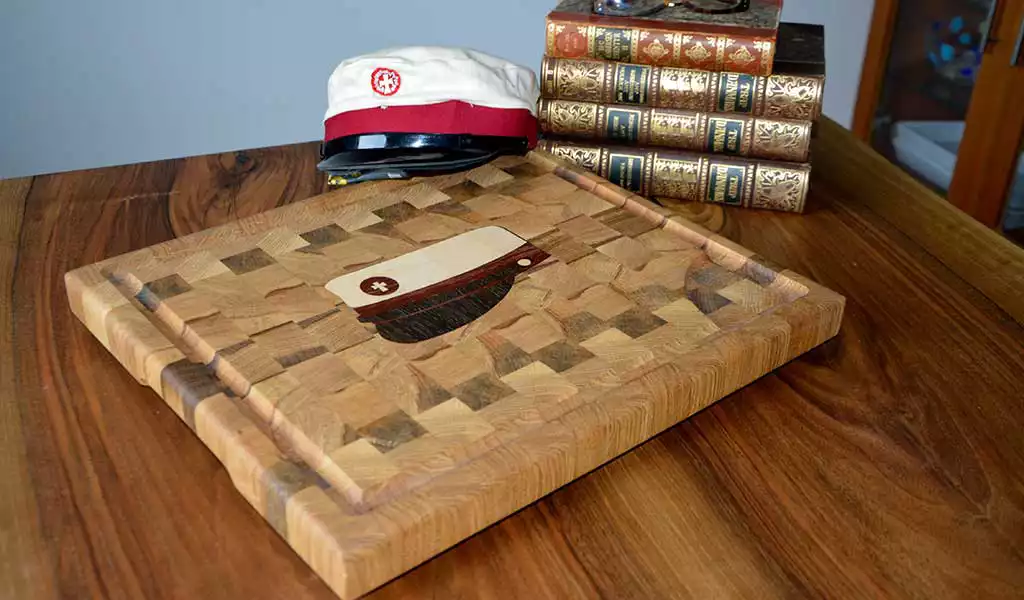 Studenter Skærebræt Med Bøger Og Hus.